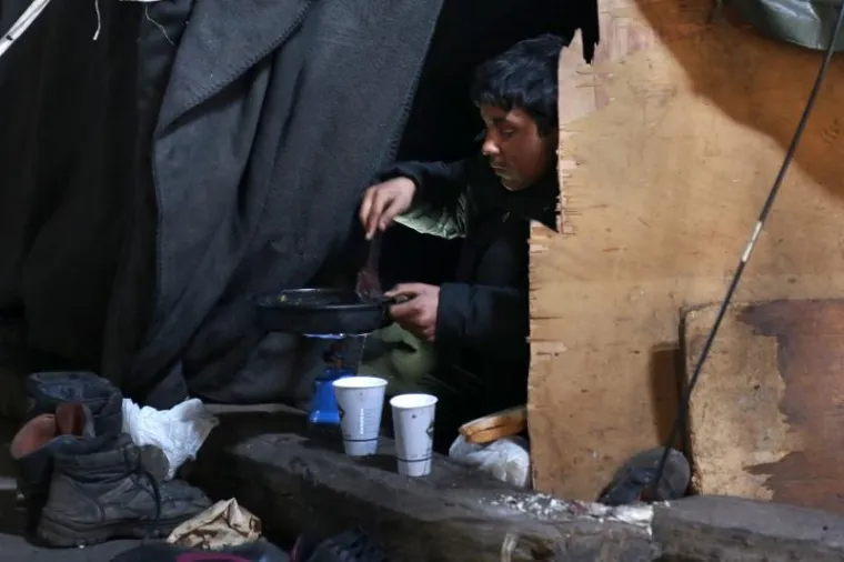 TE&Scaron;KO ZA GLEDATI: Migranti s Bliskog istoka smje&scaron;teni u napu&scaron;tenim skladi&scaron;tima u centru Beograda