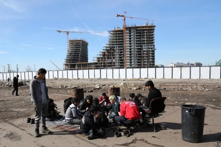 TE&Scaron;KO ZA GLEDATI: Migranti s Bliskog istoka smje&scaron;teni u napu&scaron;tenim skladi&scaron;tima u centru Beograda