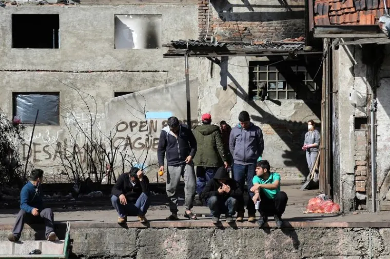 TE&Scaron;KO ZA GLEDATI: Migranti s Bliskog istoka smje&scaron;teni u napu&scaron;tenim skladi&scaron;tima u centru Beograda