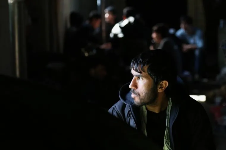 TE&Scaron;KO ZA GLEDATI: Migranti s Bliskog istoka smje&scaron;teni u napu&scaron;tenim skladi&scaron;tima u centru Beograda