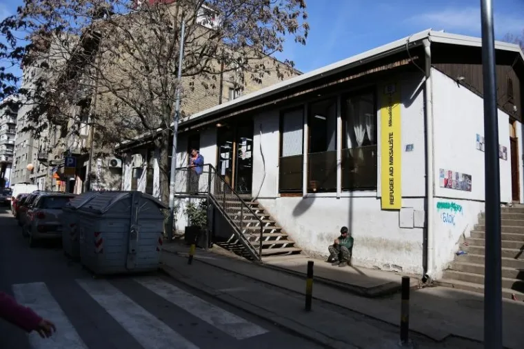 TE&Scaron;KO ZA GLEDATI: Migranti s Bliskog istoka smje&scaron;teni u napu&scaron;tenim skladi&scaron;tima u centru Beograda