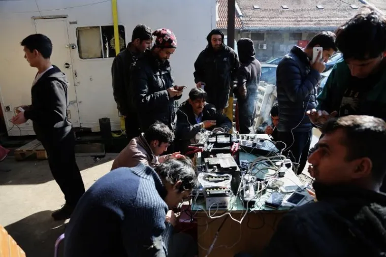 TE&Scaron;KO ZA GLEDATI: Migranti s Bliskog istoka smje&scaron;teni u napu&scaron;tenim skladi&scaron;tima u centru Beograda