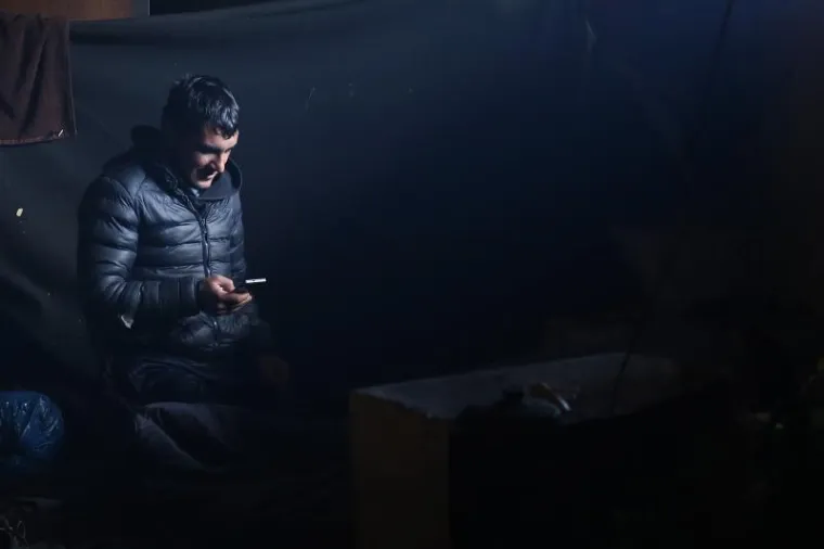 TE&Scaron;KO ZA GLEDATI: Migranti s Bliskog istoka smje&scaron;teni u napu&scaron;tenim skladi&scaron;tima u centru Beograda