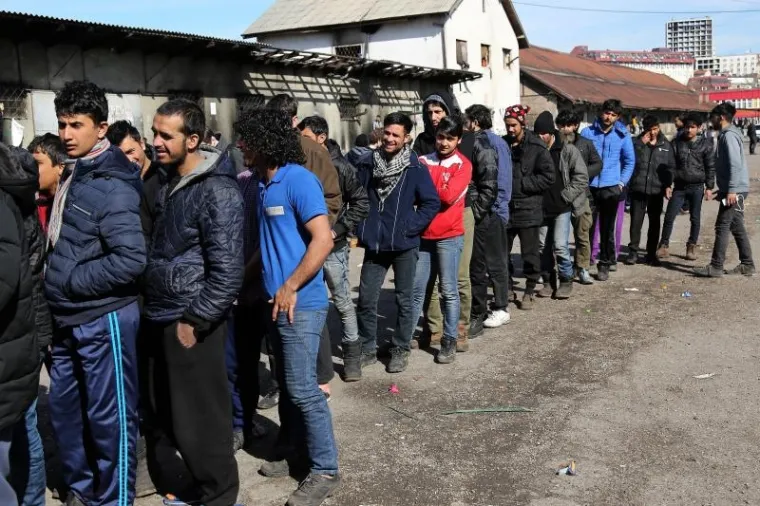 TE&Scaron;KO ZA GLEDATI: Migranti s Bliskog istoka smje&scaron;teni u napu&scaron;tenim skladi&scaron;tima u centru Beograda