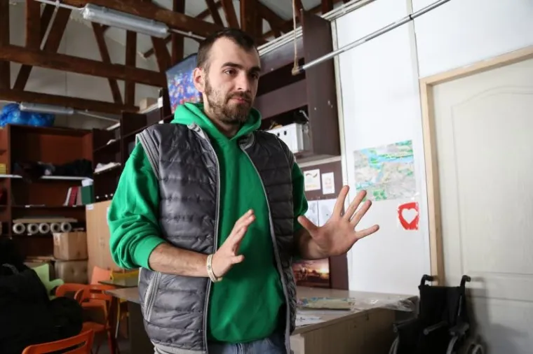 TE&Scaron;KO ZA GLEDATI: Migranti s Bliskog istoka smje&scaron;teni u napu&scaron;tenim skladi&scaron;tima u centru Beograda