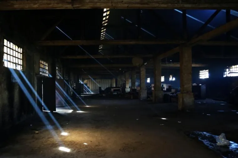 TE&Scaron;KO ZA GLEDATI: Migranti s Bliskog istoka smje&scaron;teni u napu&scaron;tenim skladi&scaron;tima u centru Beograda