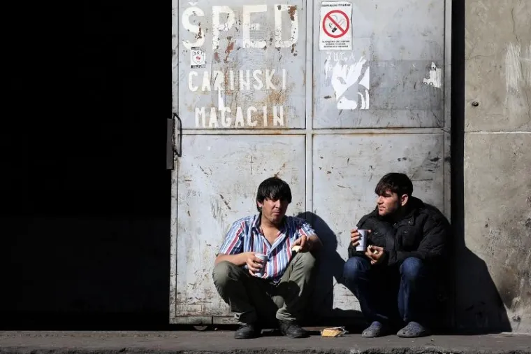 TE&Scaron;KO ZA GLEDATI: Migranti s Bliskog istoka smje&scaron;teni u napu&scaron;tenim skladi&scaron;tima u centru Beograda
