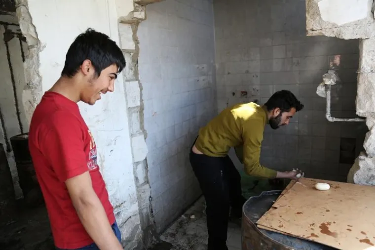 TE&Scaron;KO ZA GLEDATI: Migranti s Bliskog istoka smje&scaron;teni u napu&scaron;tenim skladi&scaron;tima u centru Beograda