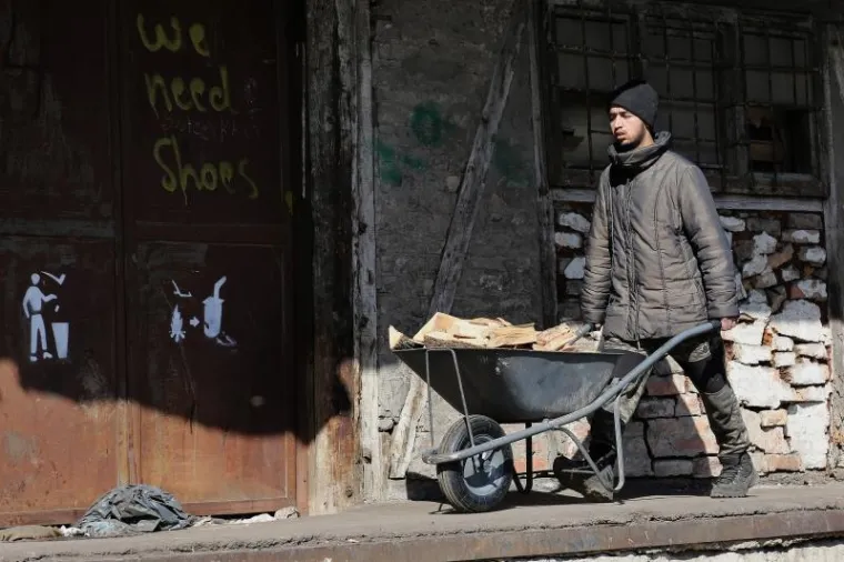 TE&Scaron;KO ZA GLEDATI: Migranti s Bliskog istoka smje&scaron;teni u napu&scaron;tenim skladi&scaron;tima u centru Beograda