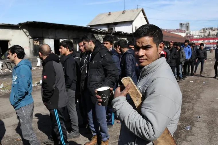 TE&Scaron;KO ZA GLEDATI: Migranti s Bliskog istoka smje&scaron;teni u napu&scaron;tenim skladi&scaron;tima u centru Beograda