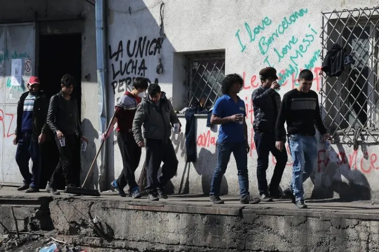 TE&Scaron;KO ZA GLEDATI: Migranti s Bliskog istoka smje&scaron;teni u napu&scaron;tenim skladi&scaron;tima u centru Beograda