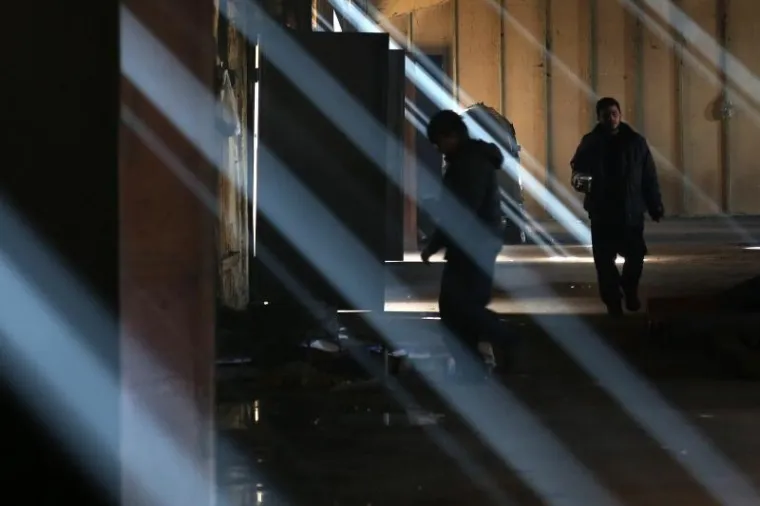 TE&Scaron;KO ZA GLEDATI: Migranti s Bliskog istoka smje&scaron;teni u napu&scaron;tenim skladi&scaron;tima u centru Beograda