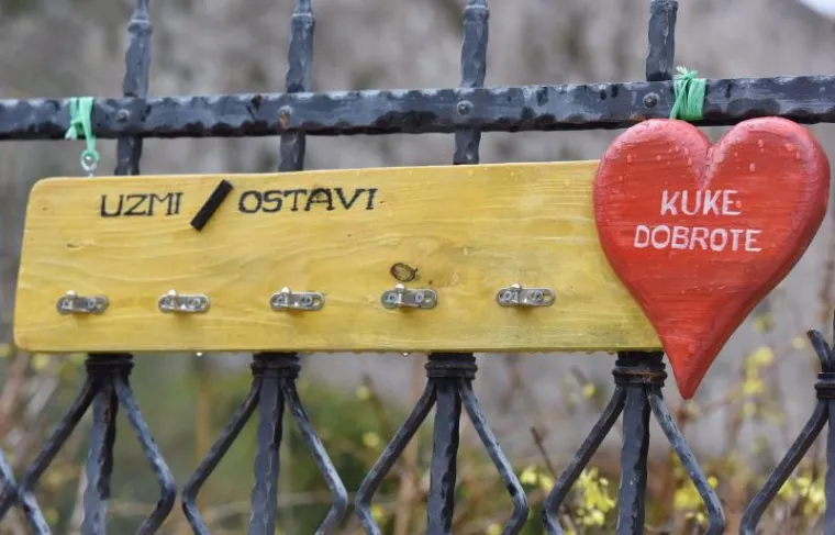 Biti 'čovjek' je ne&scaron;to najljep&scaron;e: ni ki&scaron;a ne sprječava &Scaron;ibenčane da na kukama dobrote ostave potrep&scaron;tine potrebitima