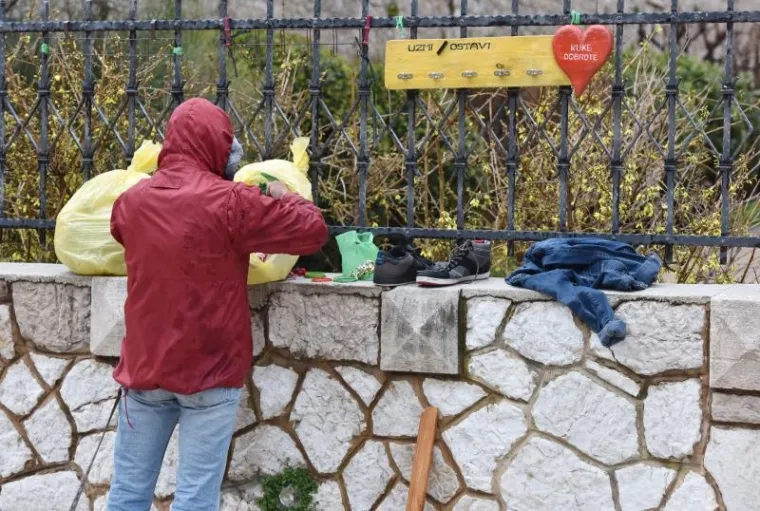 Biti 'čovjek' je ne&scaron;to najljep&scaron;e: ni ki&scaron;a ne sprječava &Scaron;ibenčane da na kukama dobrote ostave potrep&scaron;tine potrebitima