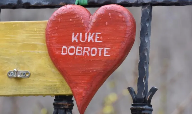 Biti 'čovjek' je ne&scaron;to najljep&scaron;e: ni ki&scaron;a ne sprječava &Scaron;ibenčane da na kukama dobrote ostave potrep&scaron;tine potrebitima