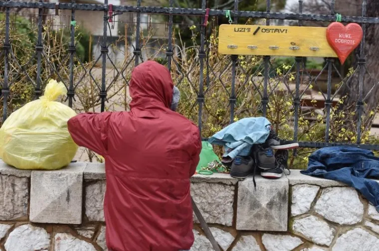 Biti 'čovjek' je ne&scaron;to najljep&scaron;e: ni ki&scaron;a ne sprječava &Scaron;ibenčane da na kukama dobrote ostave potrep&scaron;tine potrebitima