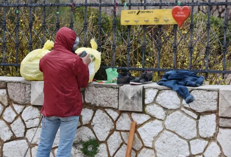 Biti 'čovjek' je ne&scaron;to najljep&scaron;e: ni ki&scaron;a ne sprječava &Scaron;ibenčane da na kukama dobrote ostave potrep&scaron;tine potrebitima