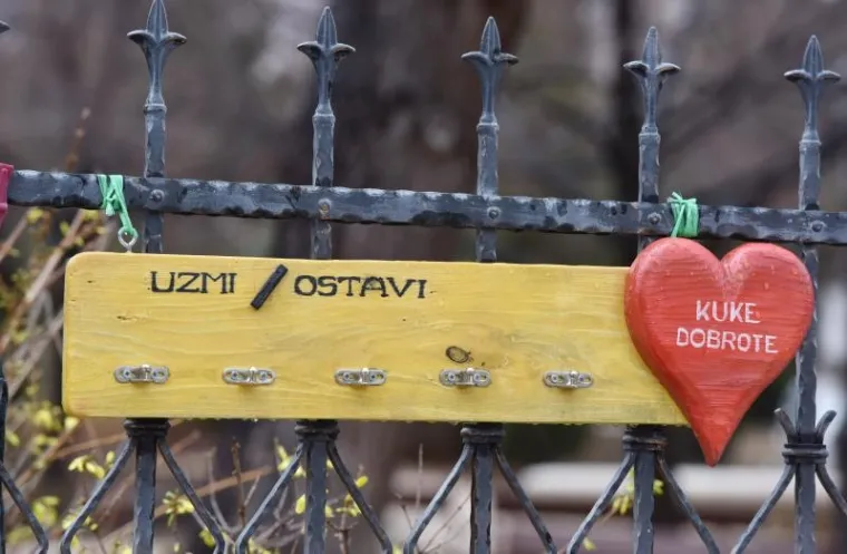 Biti 'čovjek' je ne&scaron;to najljep&scaron;e: ni ki&scaron;a ne sprječava &Scaron;ibenčane da na kukama dobrote ostave potrep&scaron;tine potrebitima