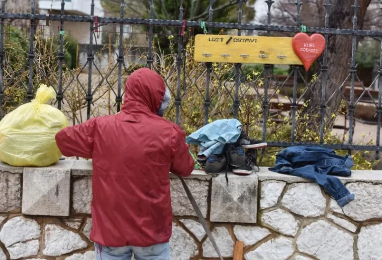 Veliko srce: ni ki&scaron;a ne ometa &Scaron;ibenčane da na kukama dobrote ostavljaju stvari potrebitima