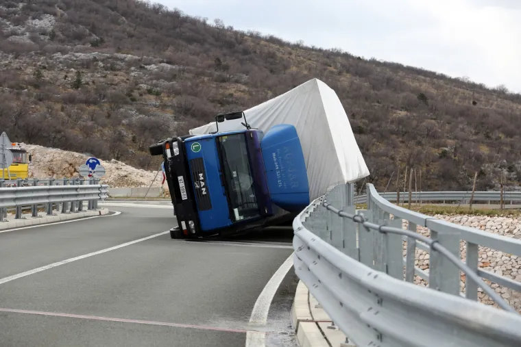 Nesreća kamiona s prikolicom