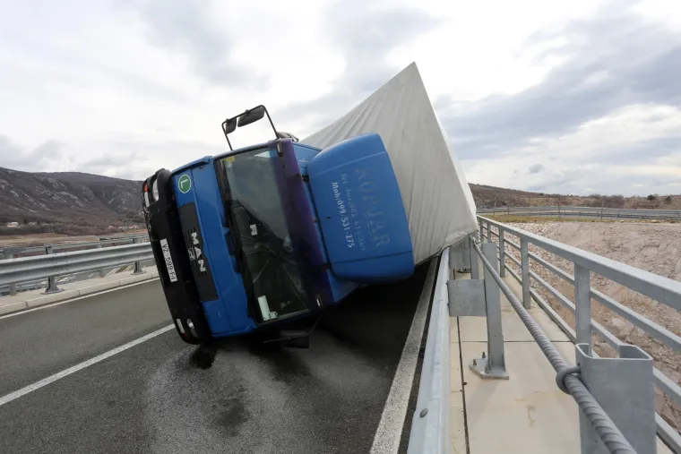 Nesreća kamiona s prikolicom