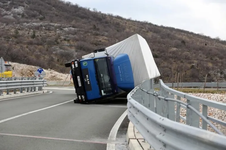 OLUJNI UDARI BURE NA JADRANU: Prevrnuo se kamion na nadvožnjaku iznad ceste Rijeka-Most Krk, vozač nije ozlijeđen