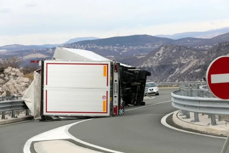 OLUJNI UDARI BURE NA JADRANU: Prevrnuo se kamion na nadvožnjaku iznad ceste Rijeka-Most Krk, vozač nije ozlijeđen