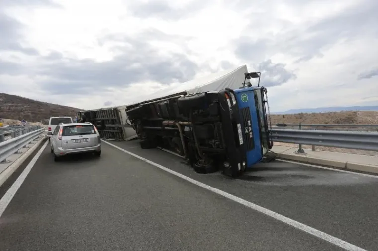 OLUJNI UDARI BURE NA JADRANU: Prevrnuo se kamion na nadvožnjaku iznad ceste Rijeka-Most Krk, vozač nije ozlijeđen