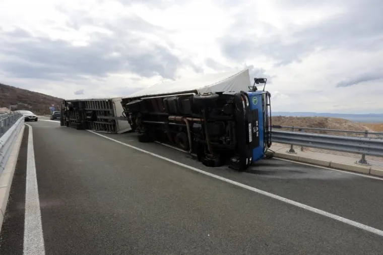 OLUJNI UDARI BURE NA JADRANU: Prevrnuo se kamion na nadvožnjaku iznad ceste Rijeka-Most Krk, vozač nije ozlijeđen
