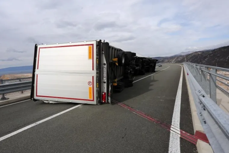 OLUJNI UDARI BURE NA JADRANU: Prevrnuo se kamion na nadvožnjaku iznad ceste Rijeka-Most Krk, vozač nije ozlijeđen