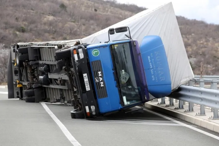 OLUJNI UDARI BURE NA JADRANU: Prevrnuo se kamion na nadvožnjaku iznad ceste Rijeka-Most Krk, vozač nije ozlijeđen