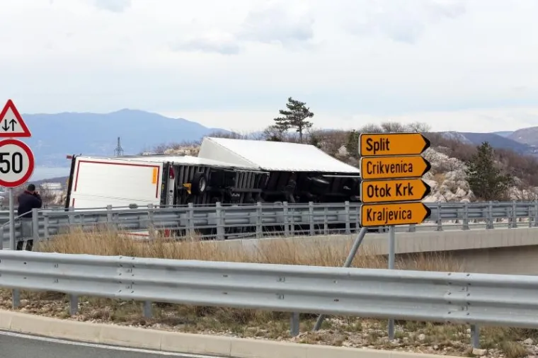 OLUJNI UDARI BURE NA JADRANU: Prevrnuo se kamion na nadvožnjaku iznad ceste Rijeka-Most Krk, vozač nije ozlijeđen