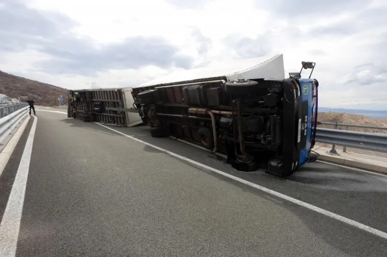 OLUJNI UDARI BURE NA JADRANU: Prevrnuo se kamion na nadvožnjaku iznad ceste Rijeka-Most Krk, vozač nije ozlijeđen