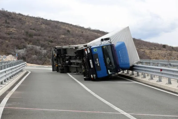 OLUJNI UDARI BURE NA JADRANU: Prevrnuo se kamion na nadvožnjaku iznad ceste Rijeka-Most Krk, vozač nije ozlijeđen