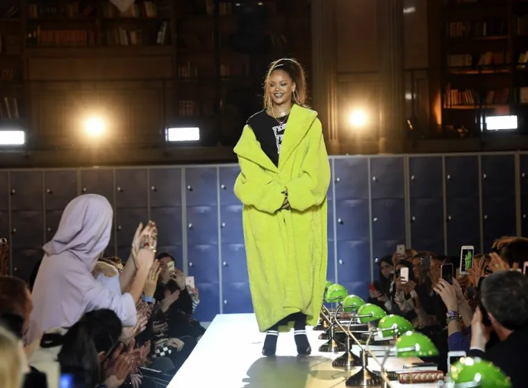 Sinoć je u Parizu održana revija Rihannine Fenty kolekcije za Pumu. Evo kako je to izgledalo