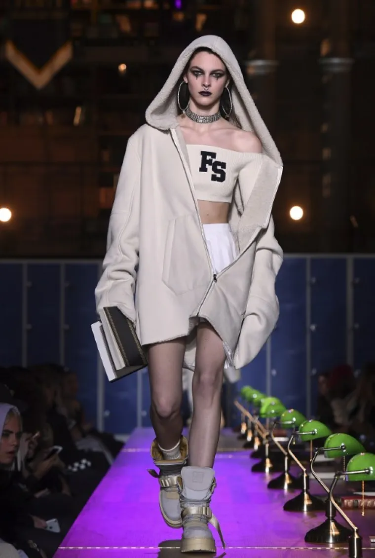 Sinoć je u Parizu održana revija Rihannine Fenty kolekcije za Pumu. Evo kako je to izgledalo