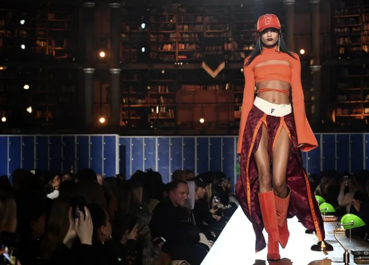 Sinoć je u Parizu održana revija Rihannine Fenty kolekcije za Pumu. Evo kako je to izgledalo