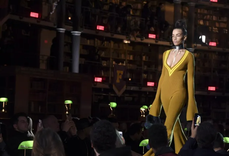 Sinoć je u Parizu održana revija Rihannine Fenty kolekcije za Pumu. Evo kako je to izgledalo