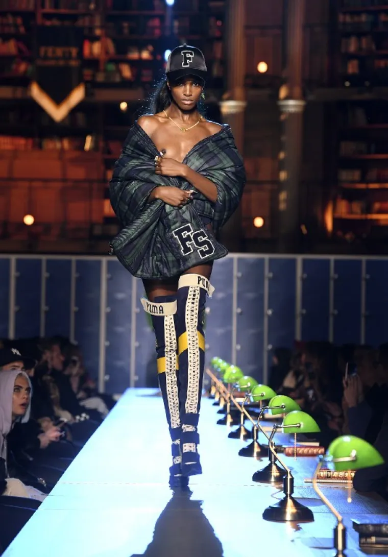 Sinoć je u Parizu održana revija Rihannine Fenty kolekcije za Pumu. Evo kako je to izgledalo