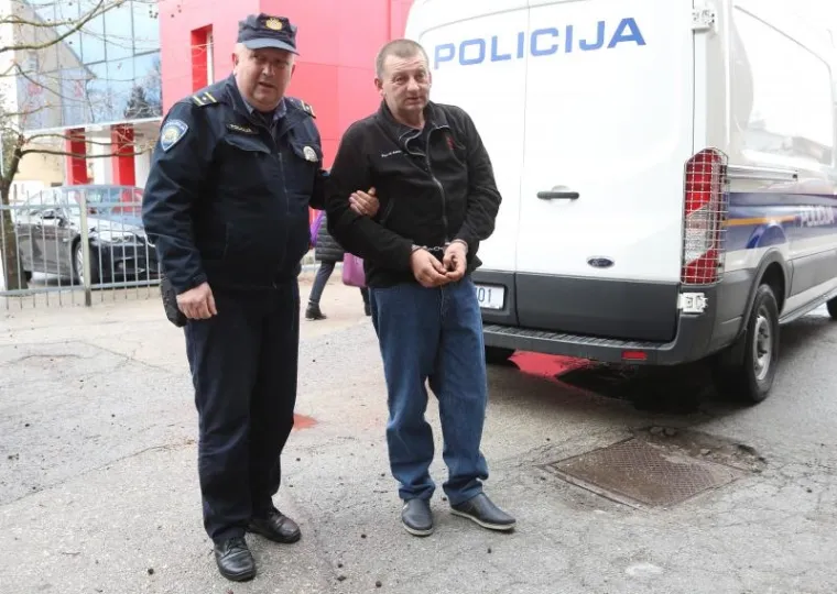 Jučer je napao suprugu na karlovačkoj tržnici.