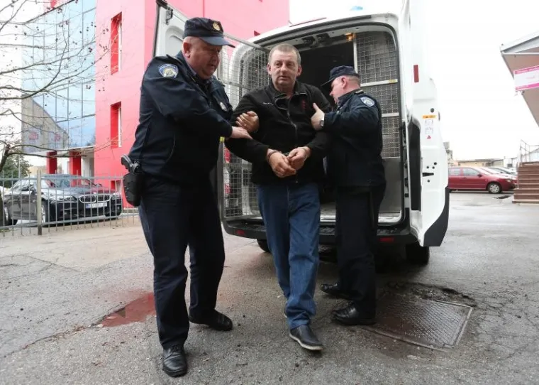 Nekoliko ju je puta ubo nožem u predjelu prsa i trbuha.