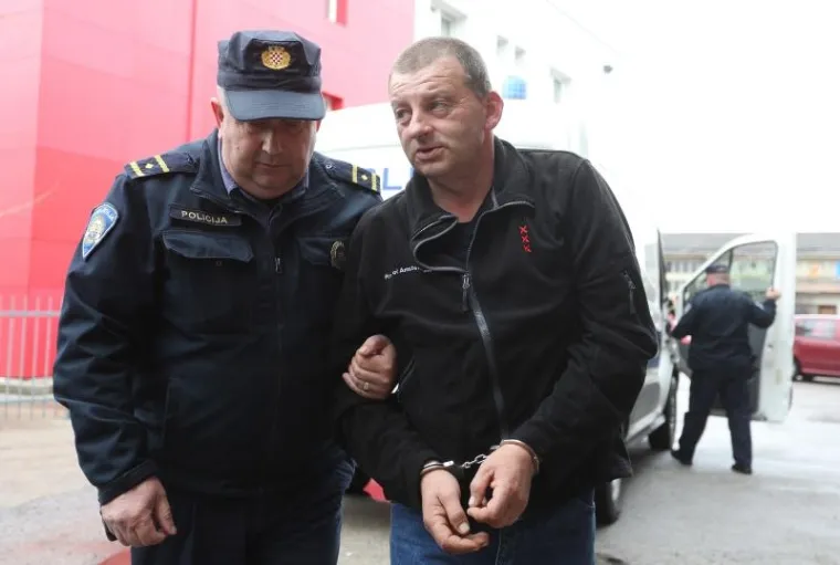 KRVAVA OBITELJSKA DRAMA: Ovo je nasilnik koji je jučer izbo ženu pred očima vlastite kćeri, nasred tržnice u Karlovcu