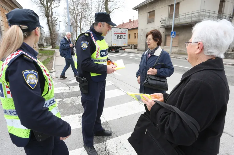 Policija ženama dijelila čokolade i reflektirajuče prsluke