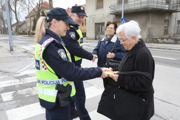 Policija ženama dijelila čokolade i reflektirajuče prsluke