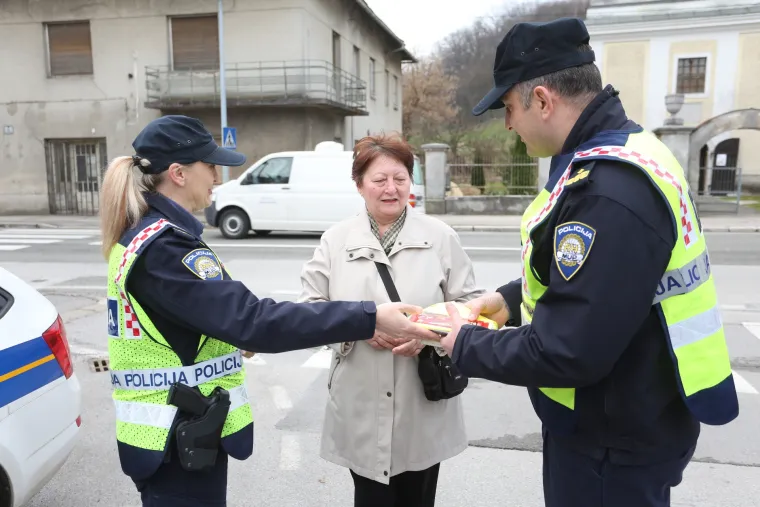 Policija ženama dijelila čokolade i reflektirajuče prsluke