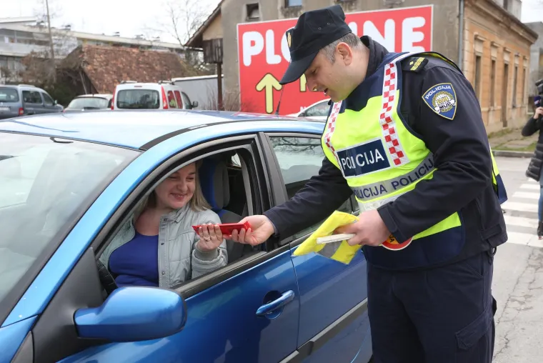 Policija ženama dijelila čokolade i reflektirajuče prsluke