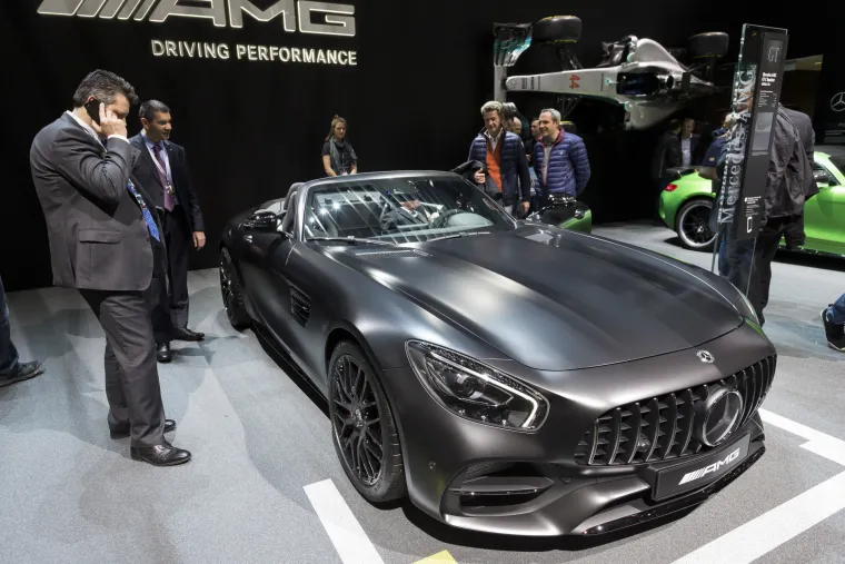 "Automobili postaju sve inteligentniji" jedna je od ključnih poruka kompanija koje predstavljaju nove primjerke limenih ljubimaca na Auto Showu u Ženevi.
Čak 350 modela koji će biti predstavljeni na mitskom događaju automobilskog svijeta, zadovoljava najviše uvjete energetske učinkovitosti, a to je tek početak mnogobrojnih inovacija koje će stotine tisuća posjetitelja vidjeti na sajmu idućih dana.