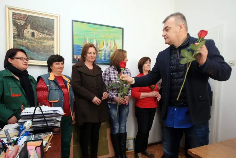 Direktor Zelenila djelatnicama podijelio ruže i novac