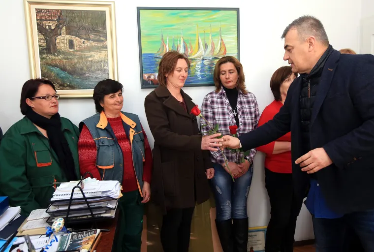 Direktor Zelenila djelatnicama podijelio ruže i novac