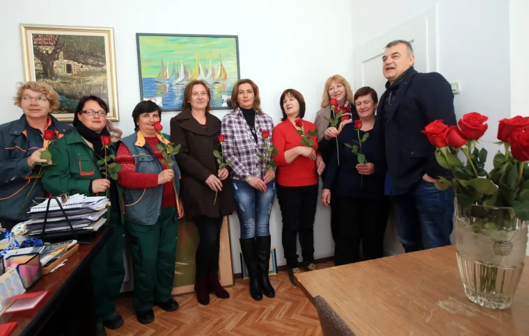 Direktor Zelenila djelatnicama podijelio ruže i novac